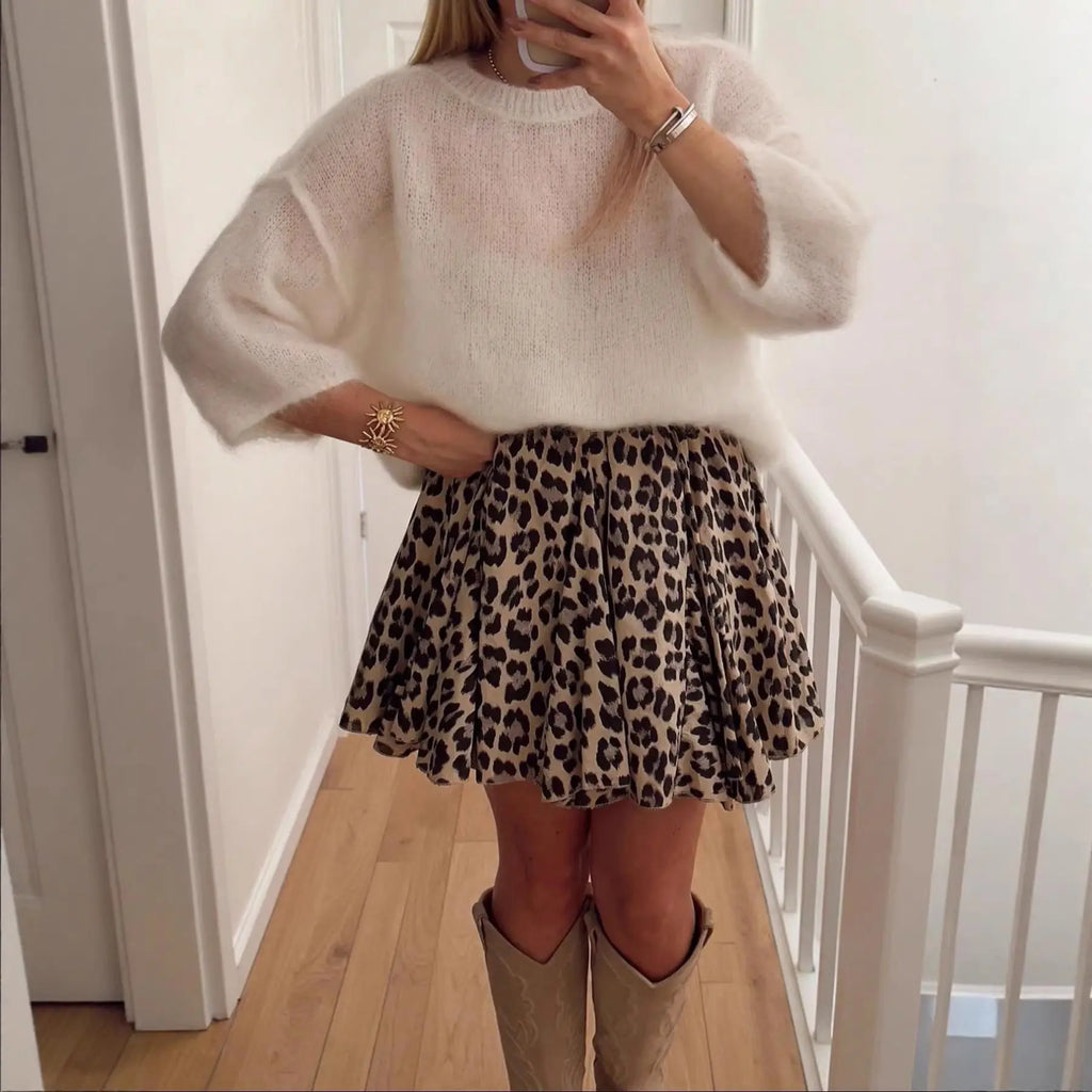 Jupe léopard tendance portée avec un top neutre