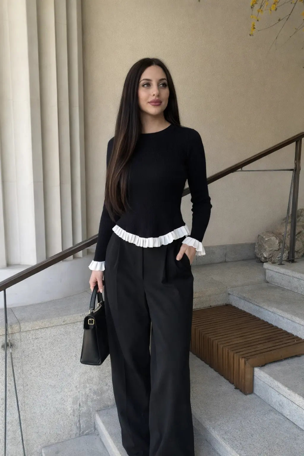 Pull femme noir avec accents blancs chic et moderne