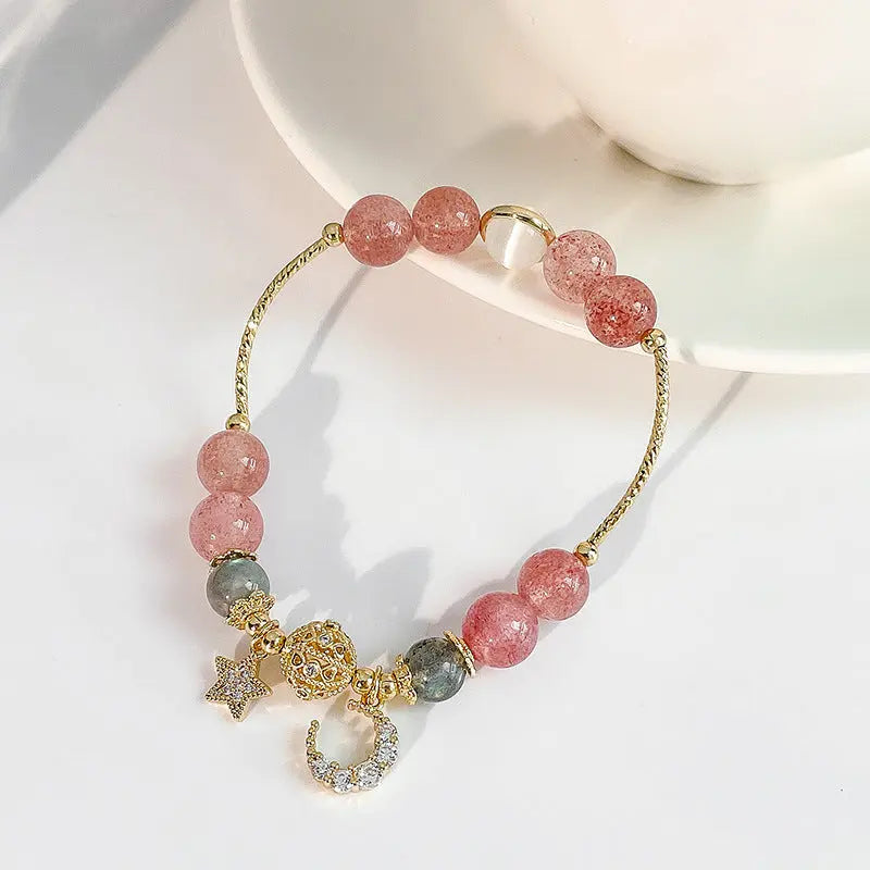 Bracelet étoiles porté au poignet avec tenue casual