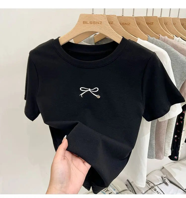 Top femme minimal avec petit nœud style casual