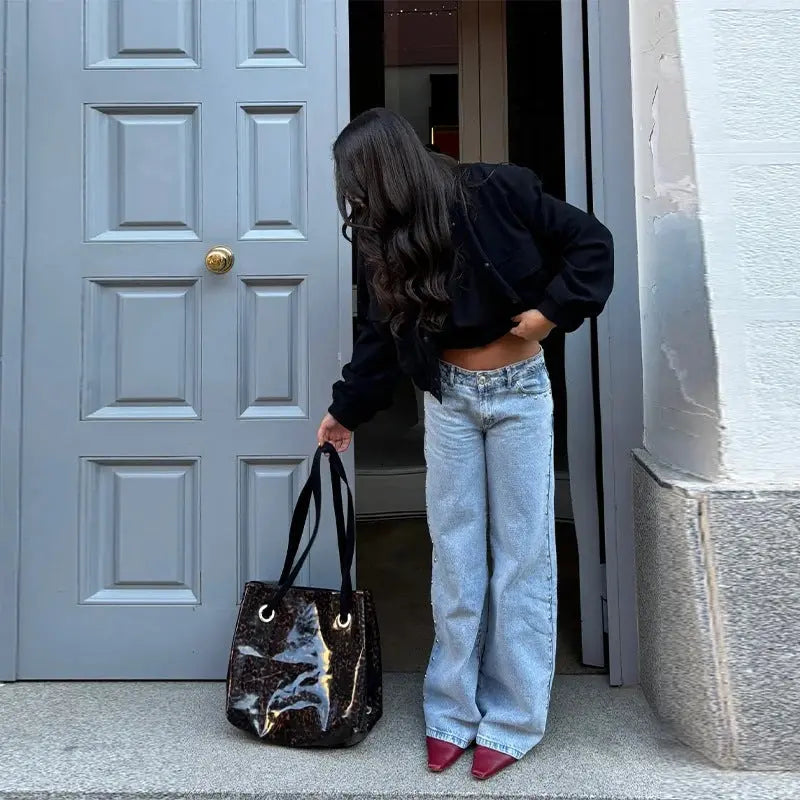 Jean avec détails étoiles porté avec un top casual