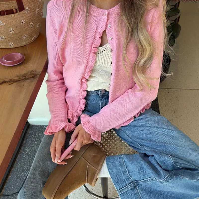 Cardigan Bonbon porté sur une tenue casual