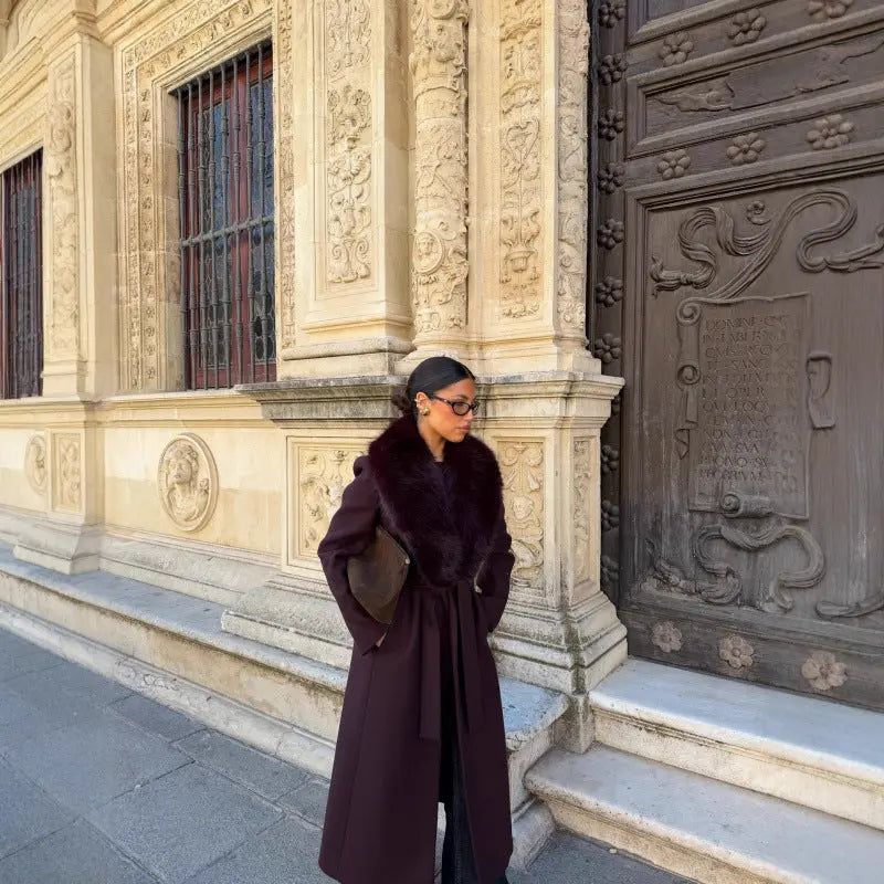 Manteau en fourrure bordeaux porté en soirée