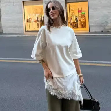 T-shirt décontracté et chic porté avec un jean et accessoires