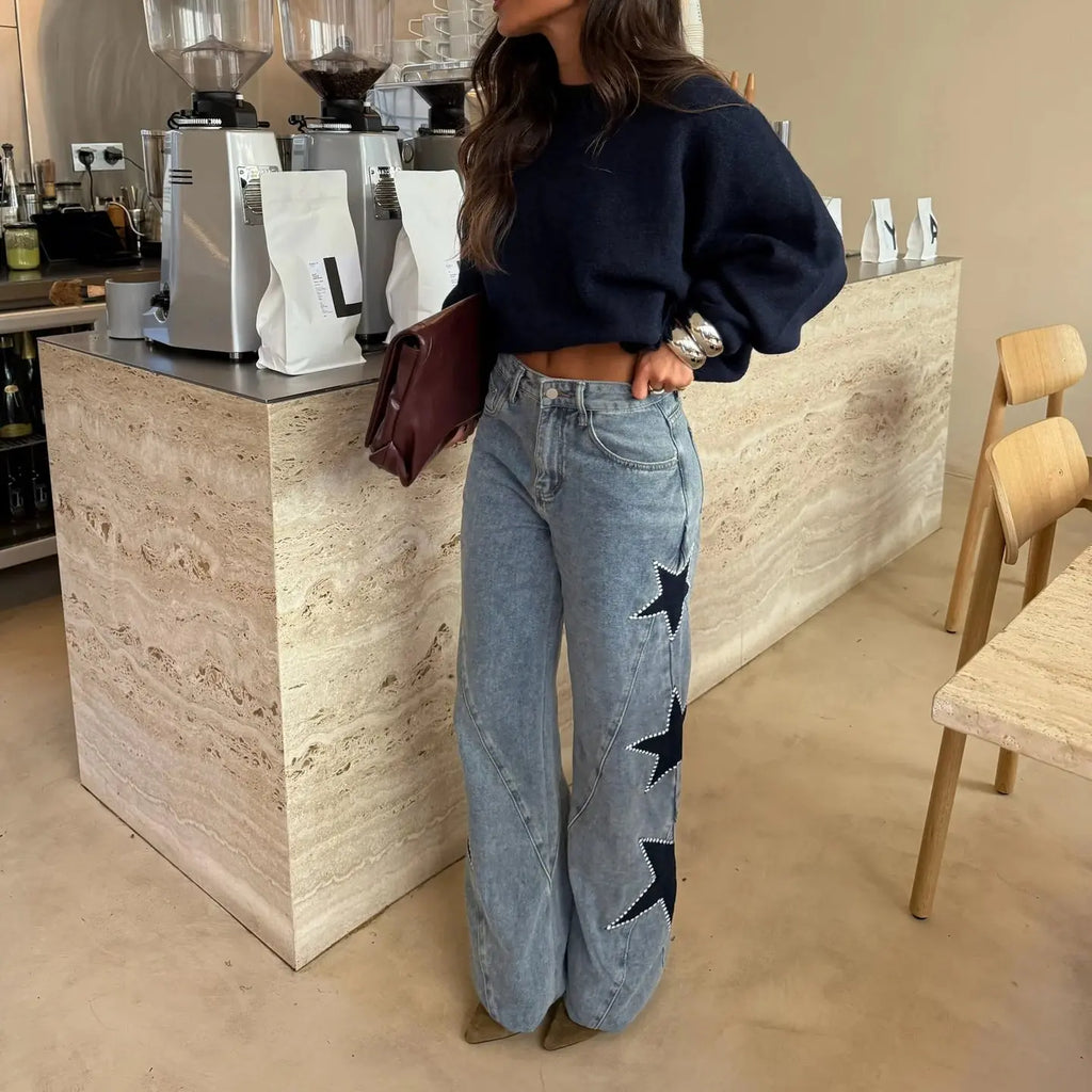 Jeans streetwear pour femmes porté avec des baskets