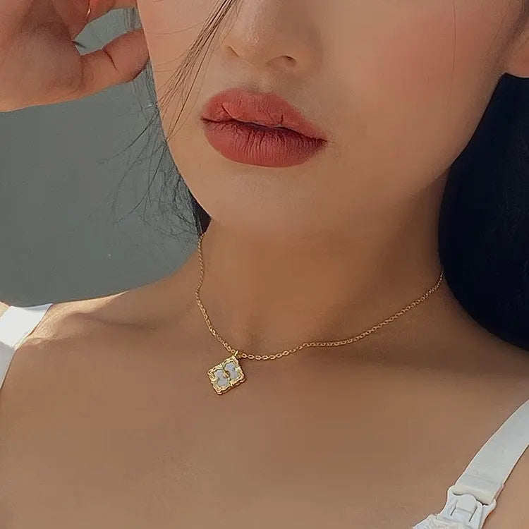 Collier pendentif feuille dorée femme