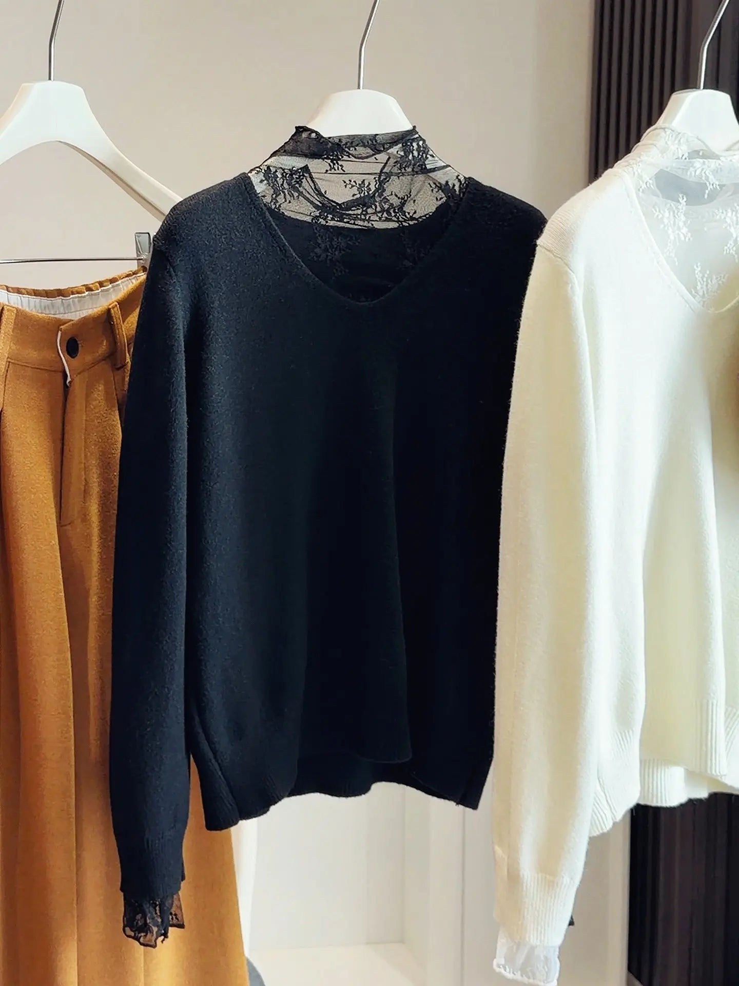 Pull femme avec détails en dentelle style chic et confortable